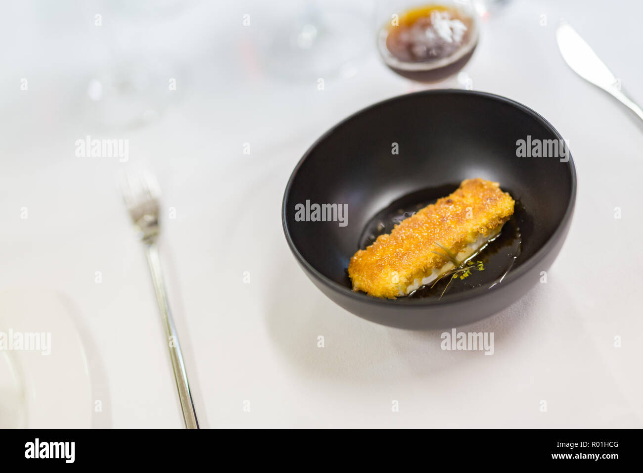 Köstliches Essen, Fried besondere Mahlzeit auf schwarzem Teller serviert Stockfoto