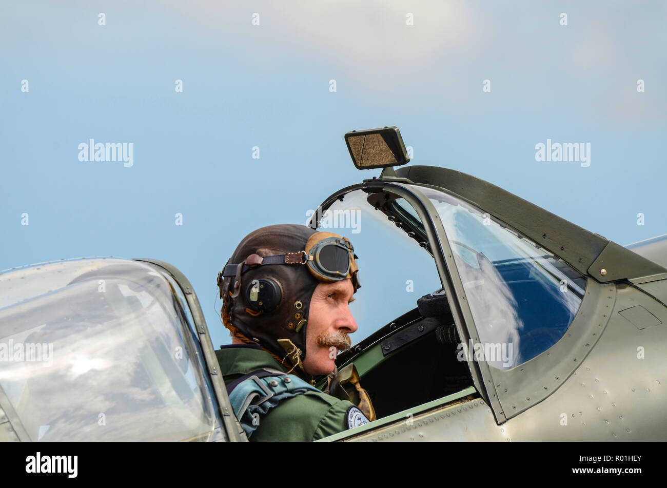 Pilot Flt Lt Charlie Brown mit Stereotypen RAF Schnurrbart, Rollen in einem Zweiten Weltkrieg Supermarine Spitfire Kampfflugzeug. Royal Air Force Stockfoto