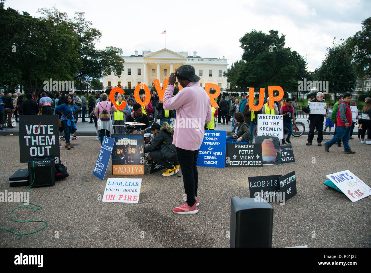 Schwarzer Mann vor Protest Zeichen im Weißen Haus Stockfoto