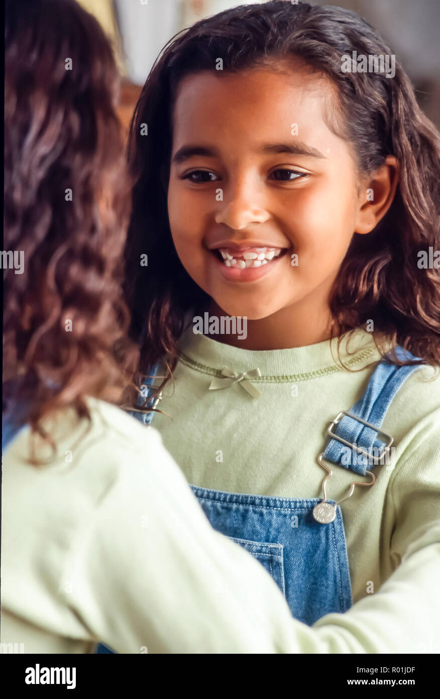 Junge Mädchen schaut bei fehlender Zahn im Spiegel. © Myrleen Pearson ....... Ferguson Cate Stockfoto