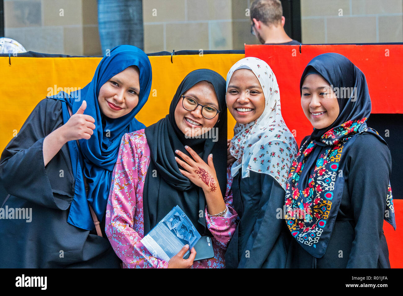Weibliche muslimische Studenten Touristen für Fotografie Brisbane Australien posing Stockfoto