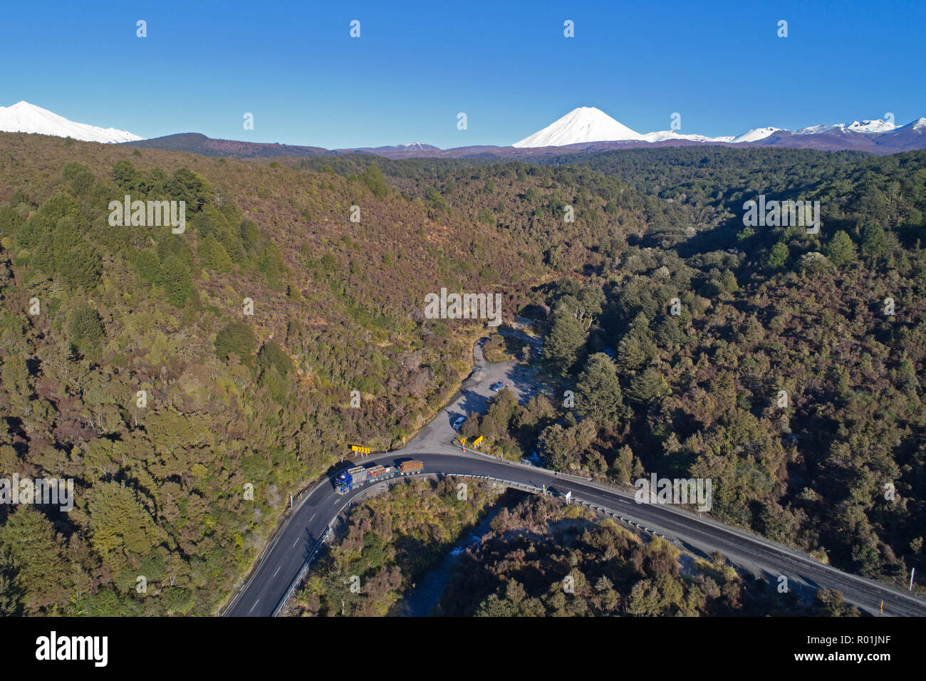 Mt Ngauruhoe und Wüste Straße, Tongariro National Park, Central Plateau, North Island, Neuseeland - Antenne Stockfoto