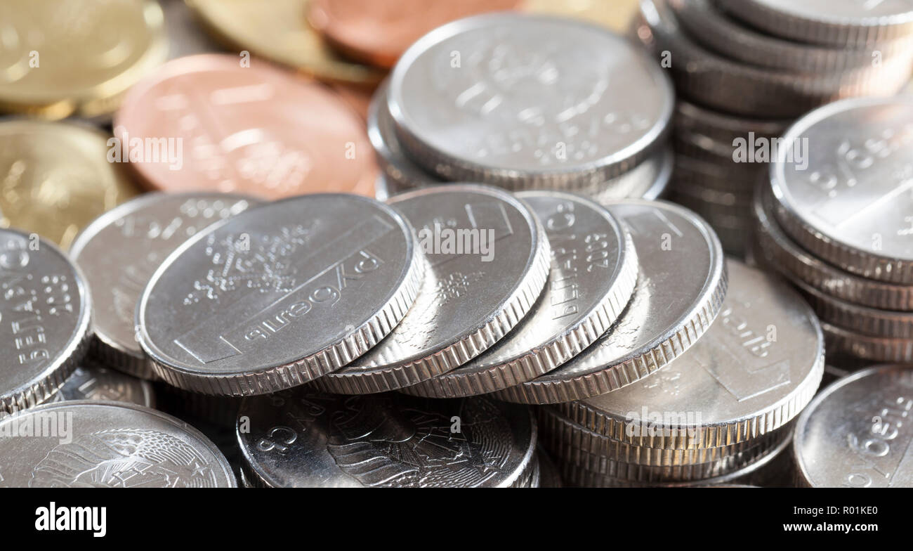 Farbe: Silber von Belarus Münzen, in einem Haufen gestapelt, im Hintergrund eine andere Farbe von Münzen Stockfoto