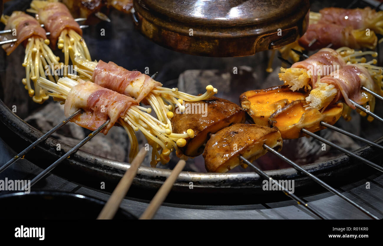 Verschiedene Fleisch von Huhn und Schwein und verschiedene Gemüsesorten am  Grill zubereitet Stockfotografie - Alamy