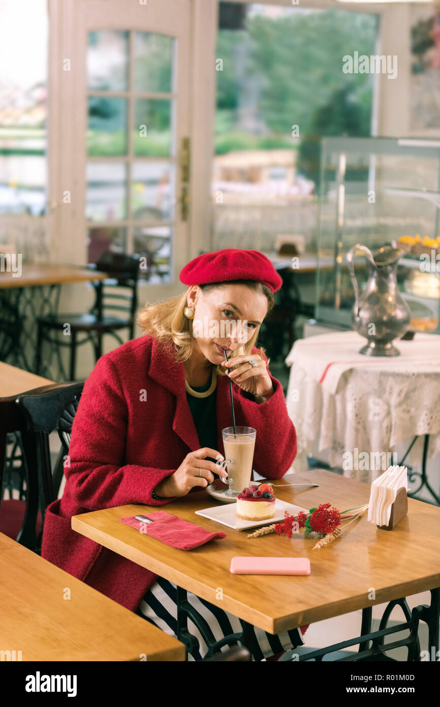 Schöne stilvolle Frau Gefühl erstaunliche Ausgaben freie Zeit in Nizza Bäckerei Stockfoto