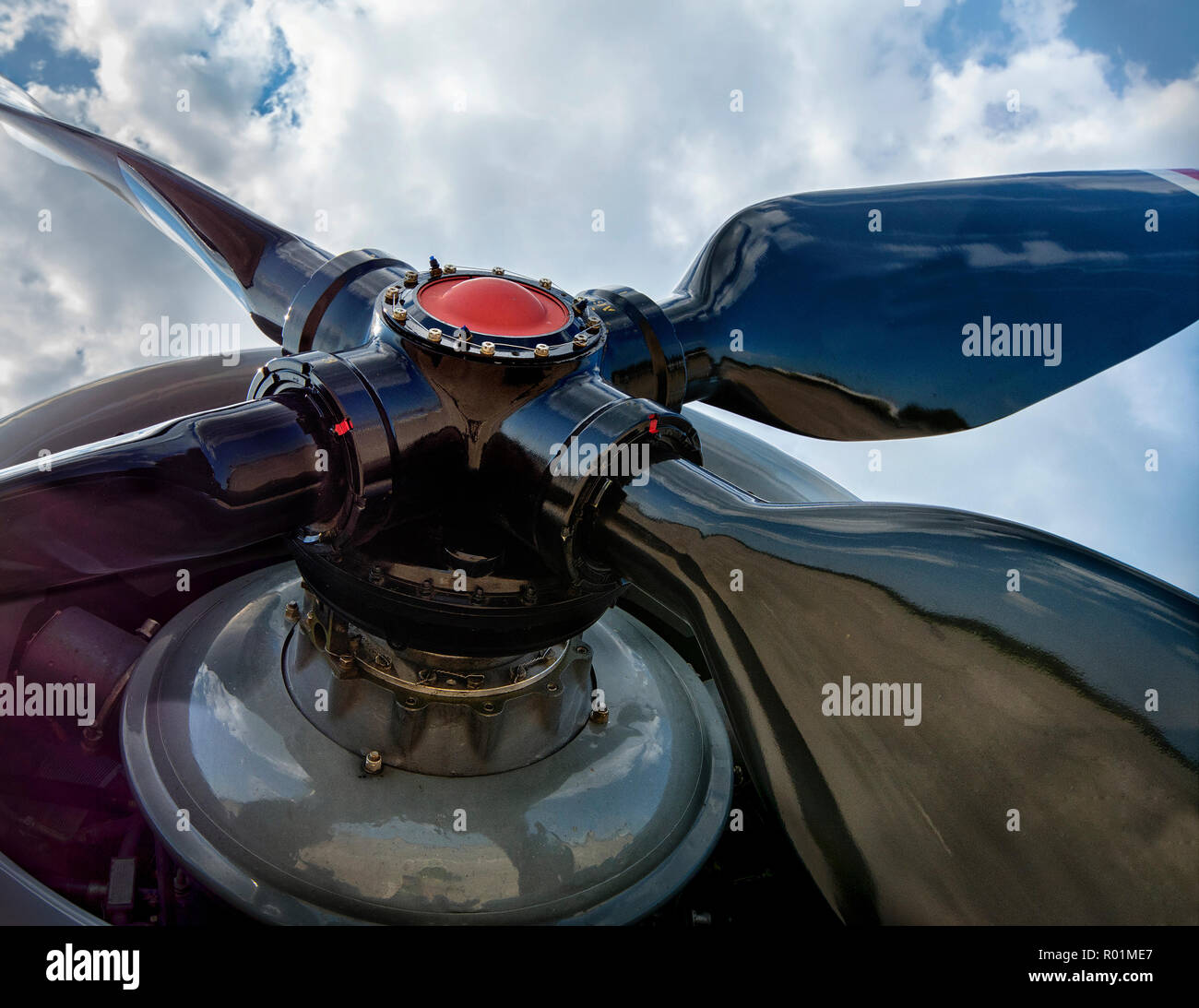Propeller mit vier Klingen. Low Angle View. Stockfoto