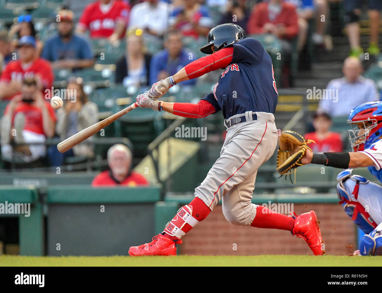 Mai 04, 2018: Boston Red Sox rechter Feldspieler Mookie Betts #50 während ein MLB Spiel zwischen den Boston Red Sox und die Texas Rangers bei Globe Life Park in Arlington, TX Boston besiegte Texas 5-1 Albert Pena/CSM Stockfoto