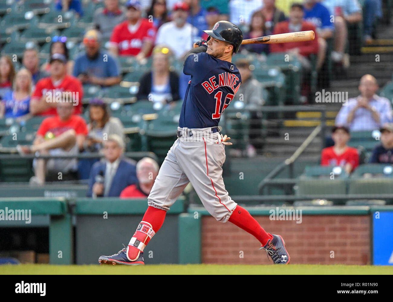 Mai 04, 2018: Boston Red Sox linken Feldspieler Andrew Benintendi#16 während ein MLB Spiel zwischen den Boston Red Sox und die Texas Rangers bei Globe Life Park in Arlington, TX Boston besiegte Texas 5-1 Albert Pena/CSM Stockfoto