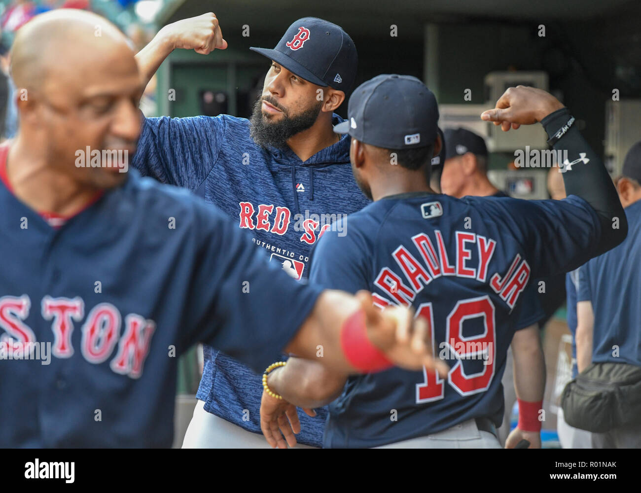 Mai 04, 2018: Boston Red Sox Krug David Preis um spielt mit Boston Red Sox Mittelfeldspieler Jackie Bradley Jr. #19 während ein MLB Spiel zwischen den Boston Red Sox und die Texas Rangers bei Globe Life Park in Arlington, TX Boston besiegte Texas 5-1 Albert Pena/CSM Stockfoto