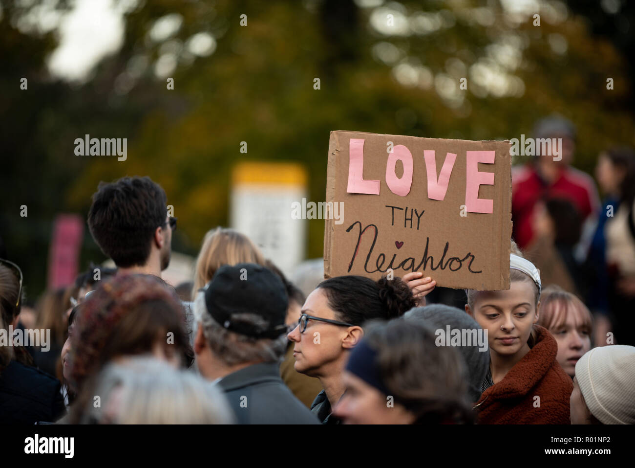 Pittsburgh, PA, USA. 30 Okt, 2018. Ein Plakat gesehen, während der März liest 'Liebe deinen Nächsten'', auf die Herr Rogers. Tausende Menschen haben in einem März in Pittsburgh zu Respekt für die Opfer, die ihr Leben in den Bäumen des Lebens Schießen verloren. Credit: Aaron Jackendoff/SOPA Images/ZUMA Draht/Alamy leben Nachrichten Stockfoto