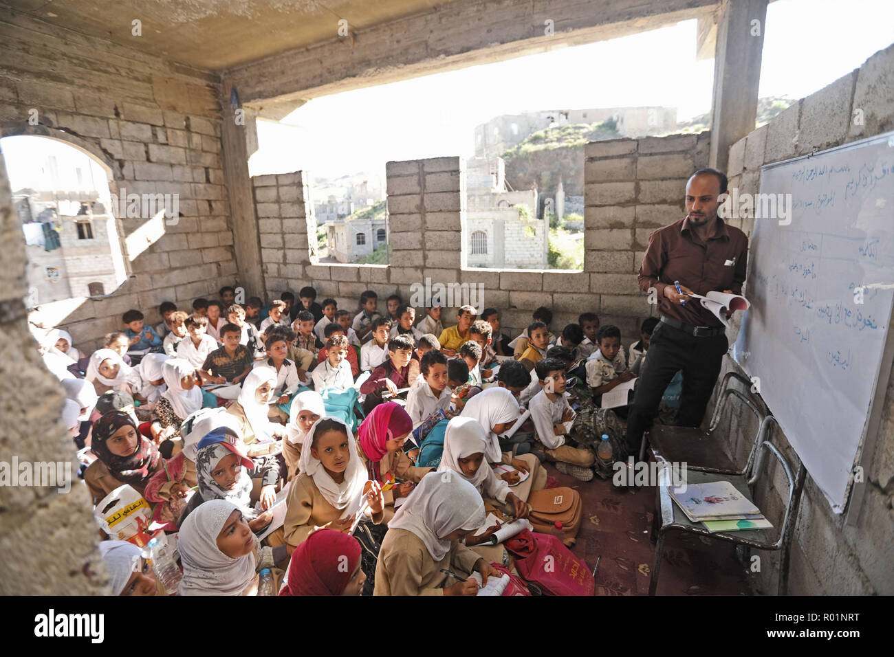 03 Oktober 2018, Jemen, Taiz: jemenitisch Studenten sitzen in einem Klassenraum einer behelfsmäßigen Schule. Ein JEMENITISCHES Mann hat sein Haus in eine Schule stellte sich Hunderte von Studenten, die nicht in die formale Bildung könnte als Folge des Krieges anmelden zu erziehen. Foto: Ahmed Al-Basha/dpa Stockfoto