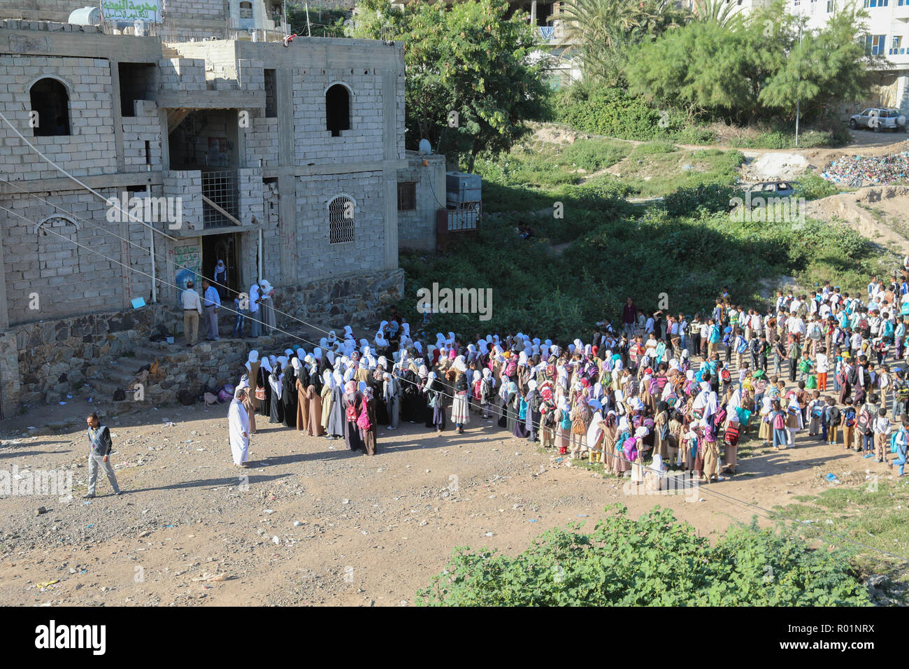 03 Oktober 2018, Jemen, Taiz: jemenitisch Studenten versammeln sich in Linien für den Morgen Versammlung vor einem provisorischen Schule. Ein JEMENITISCHES Mann hat sein Haus in eine Schule stellte sich Hunderte von Studenten, die nicht in die formale Bildung könnte als Folge des Krieges anmelden zu erziehen. Foto: Ahmed Al-Basha/dpa Stockfoto