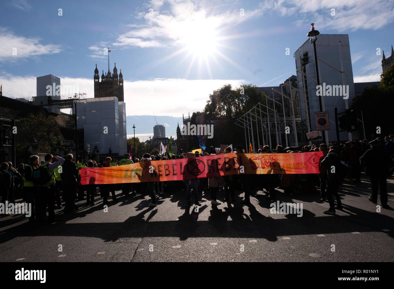 London, Großbritannien. 31. Oktober, 2018. Klima Demonstranten Aussterben Rebellion sammeln im Parlament Platz für Ihre "Erklärung der Rebellion" Credit: Londonphotos/Alamy leben Nachrichten Stockfoto