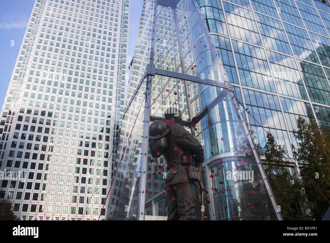 London, Großbritannien. 31. Oktober 2018. Die detaillierten Messing Skulptur eines Ersten Weltkrieg Soldat incased in Glas steht stolz in Canary Wharf als Teil eines Jeden erinnerte, durch Künstler Mark Humphrey mit 6 Kunstwerke um Canary Wharf in Verbindung mit der Royal British Legion zu 100 Jahren gedenken Seit dem Ende des Ersten Weltkrieges 1918 und läuft bis zum 11. November Armistice Day Credit: Amer ghazzal/Alamy leben Nachrichten Stockfoto