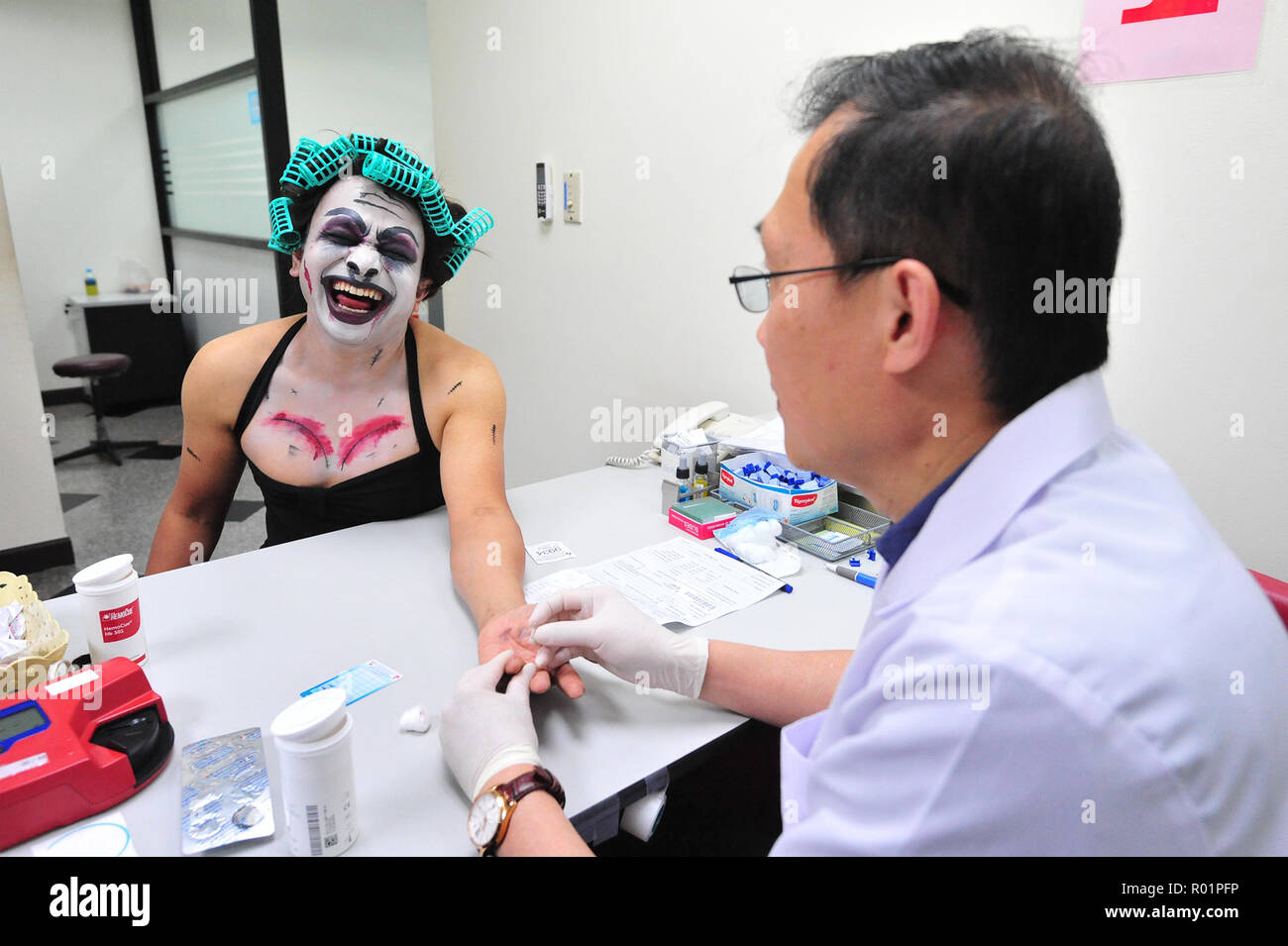 Bangkok, Thailand. 31 Okt, 2018. Ein Mann, der in einem Geist Kostüm für Halloween gekleidet spendet Blut an den Thailändischen Roten Kreuz in Bangkok, Thailand, Okt. 31, 2018. Thai Red Cross statt eine Kampagne zu Menschen Blut spenden während der Halloween einladen. Credit: Rachen Sageamsak/Xinhua/Alamy leben Nachrichten Stockfoto