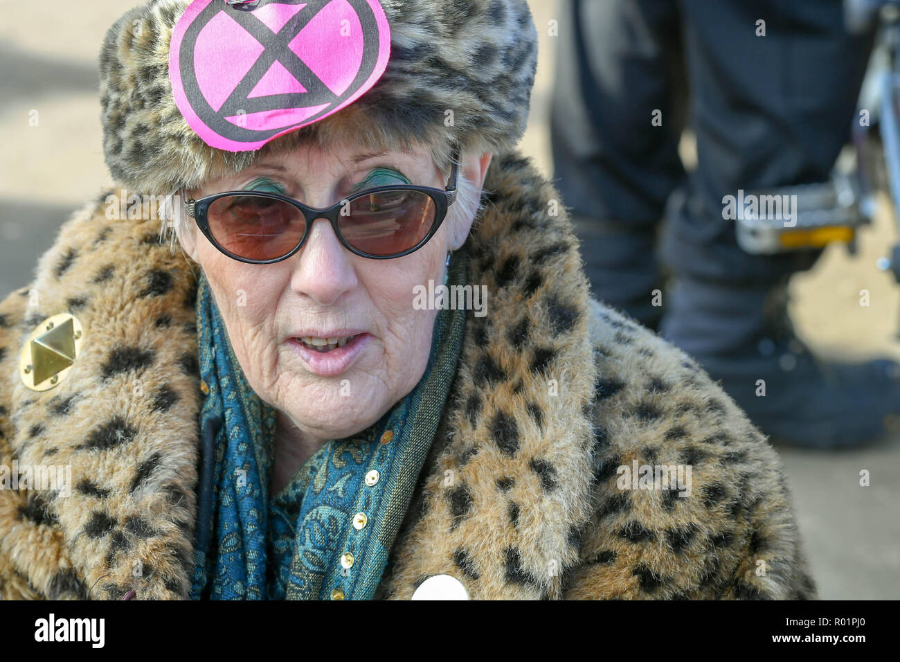 London, Großbritannien, 31. Oktober 2018 Frau Elerly demonstrant als ökologischen Demonstranten blockieren die Straße vor dem Unterhaus mit Ein Aufruf zu direkter Aktion über Umweltfragen. Wie fracking. Kredit Ian Davidson/Alamy leben Nachrichten Stockfoto