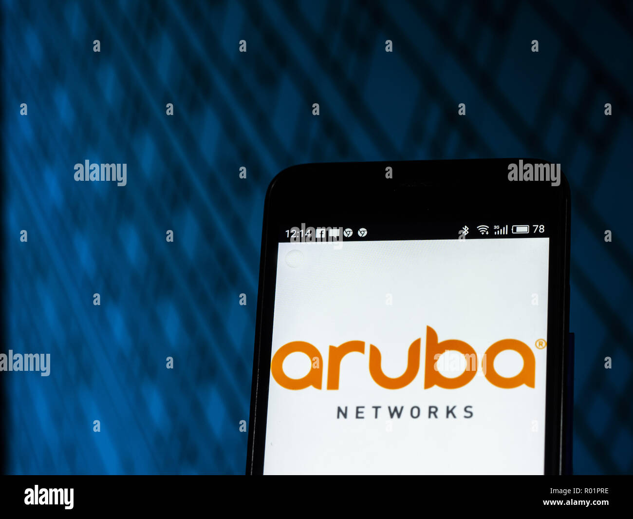 Oktober 31, 2018 - Kiew, Ukraine - Aruba Networks Tochtergesellschaft Logo auf dem Smartphone angezeigt. Aruba Networks, ehemals Aruba Wireless Networks bekannt, ist ein in Santa Clara, Kalifornien-basierte drahtlose Netzwerke Tochtergesellschaft von Hewlett-Packard. (Bild: © Igor Golovniov/SOPA Bilder über ZUMA Draht) Stockfoto
