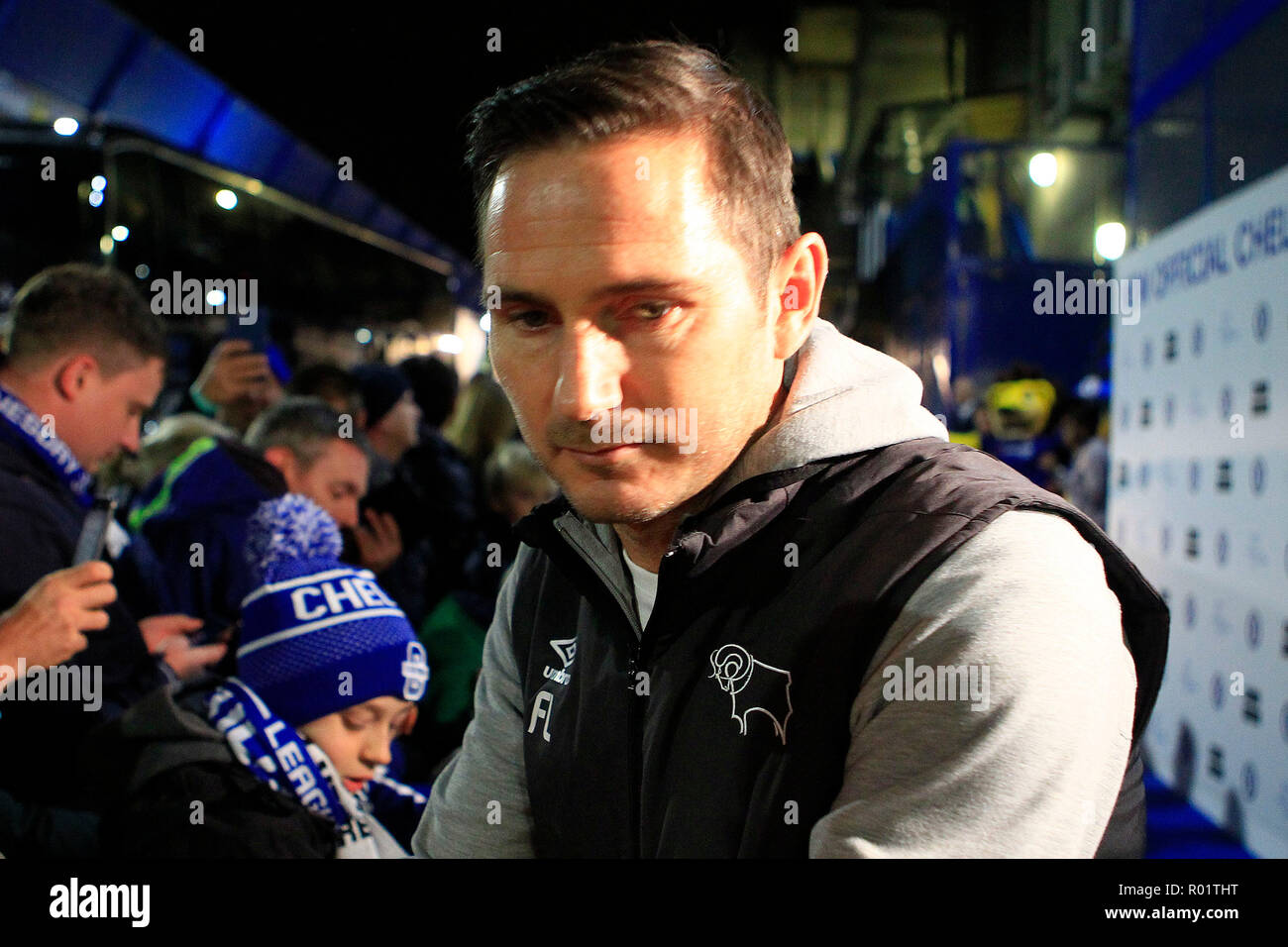 London, Großbritannien. 31. Oktober, 2018. Derby County Manager Frank Lampard Autogramme bei seiner Rückkehr nach Stamford Bridge. EFL Carabao Cup, Round 4 übereinstimmen, Chelsea v Derby County an der Stamford Bridge in London am Mittwoch, den 31. Oktober 2018. Dieses Bild dürfen nur für redaktionelle Zwecke verwendet werden. Nur die redaktionelle Nutzung, eine Lizenz für die gewerbliche Nutzung erforderlich. Keine Verwendung in Wetten, Spiele oder einer einzelnen Verein/Liga/player Publikationen. pic von Steffan Bowen/Andrew Orchard sport Fotografie/Alamy leben Nachrichten Stockfoto