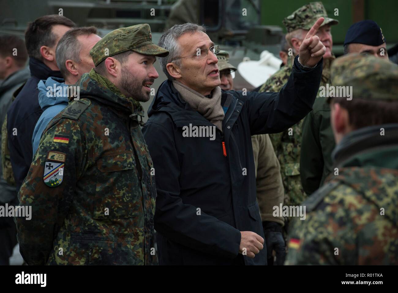 Byneset, Norwegen. 30. Oktober, 2018. NATO-Generalsekretär, Jens Stoltenberg, Center, Chats mit deutschen Soldaten während einer Anzeige für den Besuch Würdenträger bei Ausübung Trident Zeitpunkt 18. Oktober 30, 2018 in Trondheim, Norwegen. Die multi-nationale Übung ist die größte NATO-Übung seit 2015 und umfasst mehr als 50.000 militärische Mitglieder aus 31 Ländern. Credit: Planetpix/Alamy leben Nachrichten Stockfoto