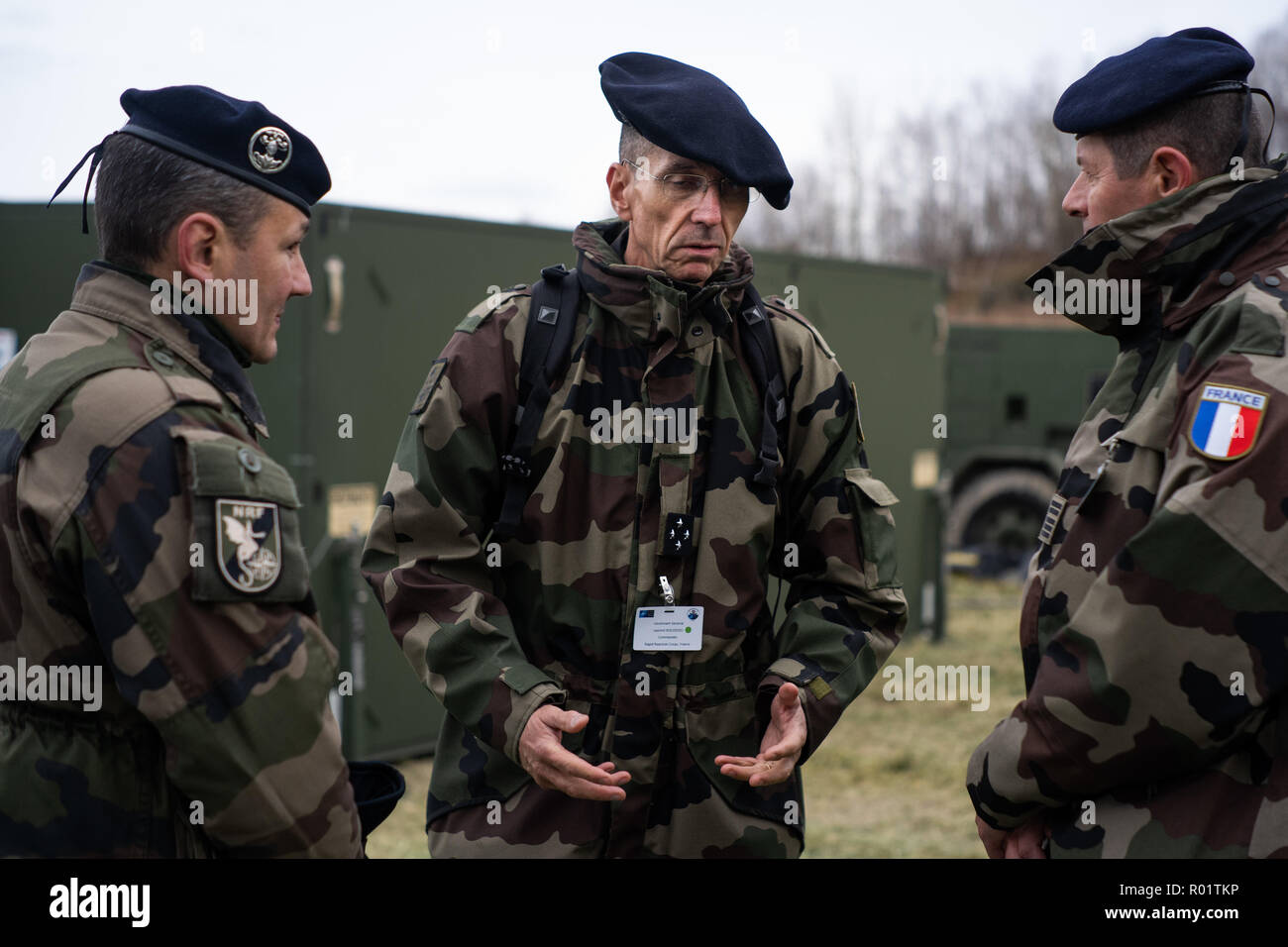 Byneset, Norwegen. 30. Oktober, 2018. Französischer Generalleutnant Laurent Kolodziej, Mitte, Kommandeur der NATO-Rapid Reaction Corps Frankreich, Chats mit französischen Soldaten während einer Anzeige für den Besuch Würdenträger bei Ausübung Trident Zeitpunkt 18. Oktober 30, 2018 in Byneset, Norwegen. Die multi-nationale Übung ist die größte NATO-Übung seit 2015 und umfasst mehr als 50.000 militärische Mitglieder aus 31 Ländern. Credit: Planetpix/Alamy leben Nachrichten Stockfoto