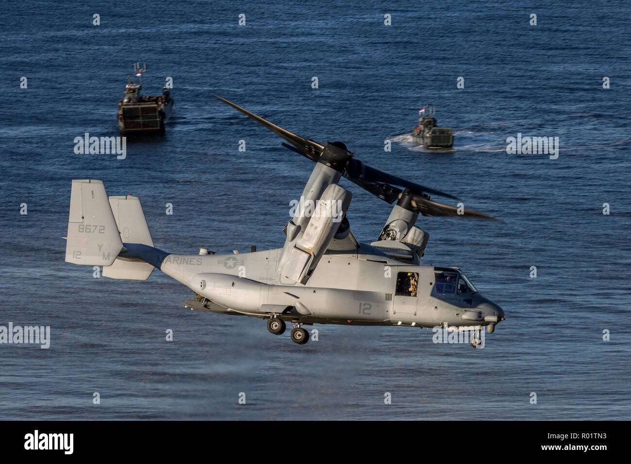Byneset, Norwegen. 30. Oktober, 2018. Ein US-Marines Osprey aircraft Ansätze während eines NATO-amphibische Landung am Strand während der Übung Trident Zeitpunkt 18. Oktober 30, 2018 in Trondheim, Norwegen zu landen. Die multi-nationale Übung ist die größte NATO-Übung seit 2015 und umfasst mehr als 50.000 militärische Mitglieder aus 31 Ländern. Credit: Planetpix/Alamy leben Nachrichten Stockfoto