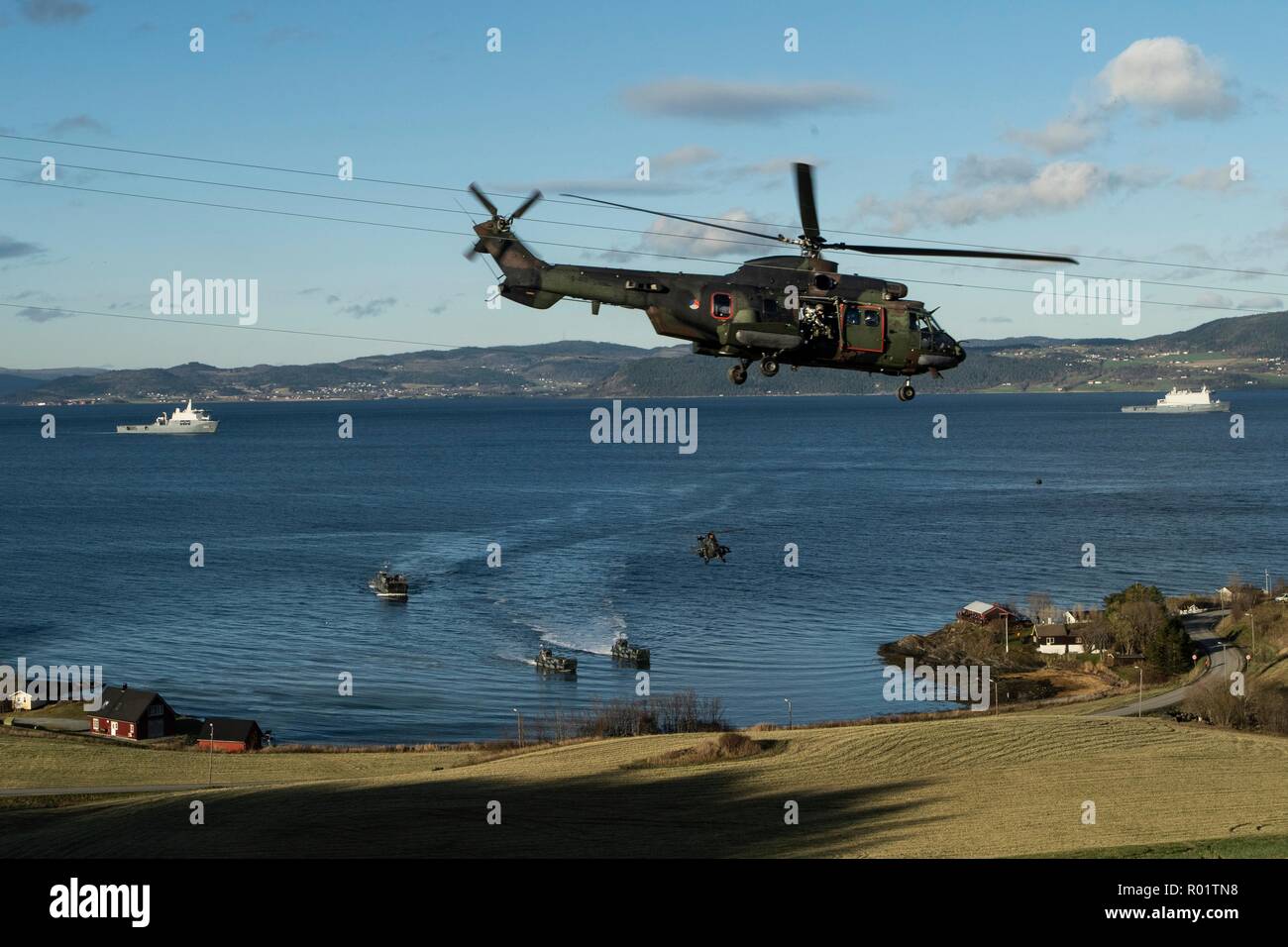 Byneset, Norwegen. 30. Oktober, 2018. Eine niederländische Cougar Hubschrauber hebt ab, wie die NATO-Streitkräfte eine amphibische Landung während der Übung Trident Zeitpunkt 18. Oktober 30, 2018 in Trondheim, Norwegen. Die multi-nationale Übung ist die größte NATO-Übung seit 2015 und umfasst mehr als 50.000 militärische Mitglieder aus 31 Ländern. Credit: Planetpix/Alamy leben Nachrichten Stockfoto