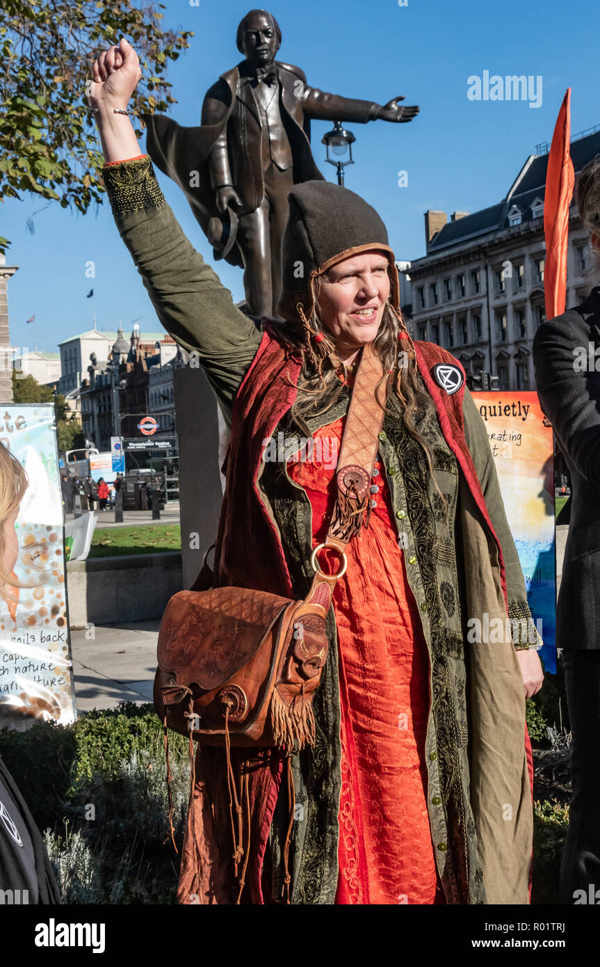 London, Großbritannien. 31. Oktober 2018. Ein Schamane wartet, die das Aussterben Rebellion Protest im Parlament Platz zu sprechen, bevor sie reden vom Klimaschutz Aktivisten darunter schwedische Schulmädchen Greta Thunberg, mitkämpfer Donnachadh McCarthy, Labour MP Clive Lewis und Ökonom und grüne Europaabgeordnete Molly Scott Cato, bevor Sie eine "Erklärung der Rebellion" gegen die britische Regierung für seine kriminellen Untätigkeit im Angesicht des Klimawandels Katastrophe und ökologischen Kollaps. Credit: Peter Marschall/Alamy leben Nachrichten Stockfoto