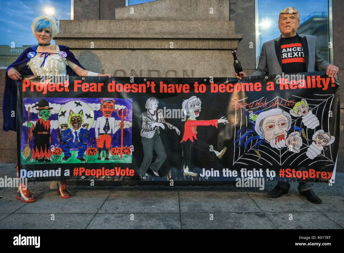 Bahnhof London Bridge, London, UK, 31. Okt 2018. Aktivist und Schriftsteller Madeleina Kay (l) und Joan (r), ein Demonstrant mit Donald Trump Maske und 'chloriertem Geflügelfleisch" Puppe, deren Banner um London Bridge Station Bewußtsein unter den langen Abend Pendler Masse zu erhöhen. Aktivisten aus anti-Brexit Gruppe' Nr. 10 Mahnwache Protest außerhalb der London Bridge Station mit Plakaten, Bannern und Musik. und Broschüren. Credit: Imageplotter Nachrichten und Sport/Alamy leben Nachrichten Stockfoto