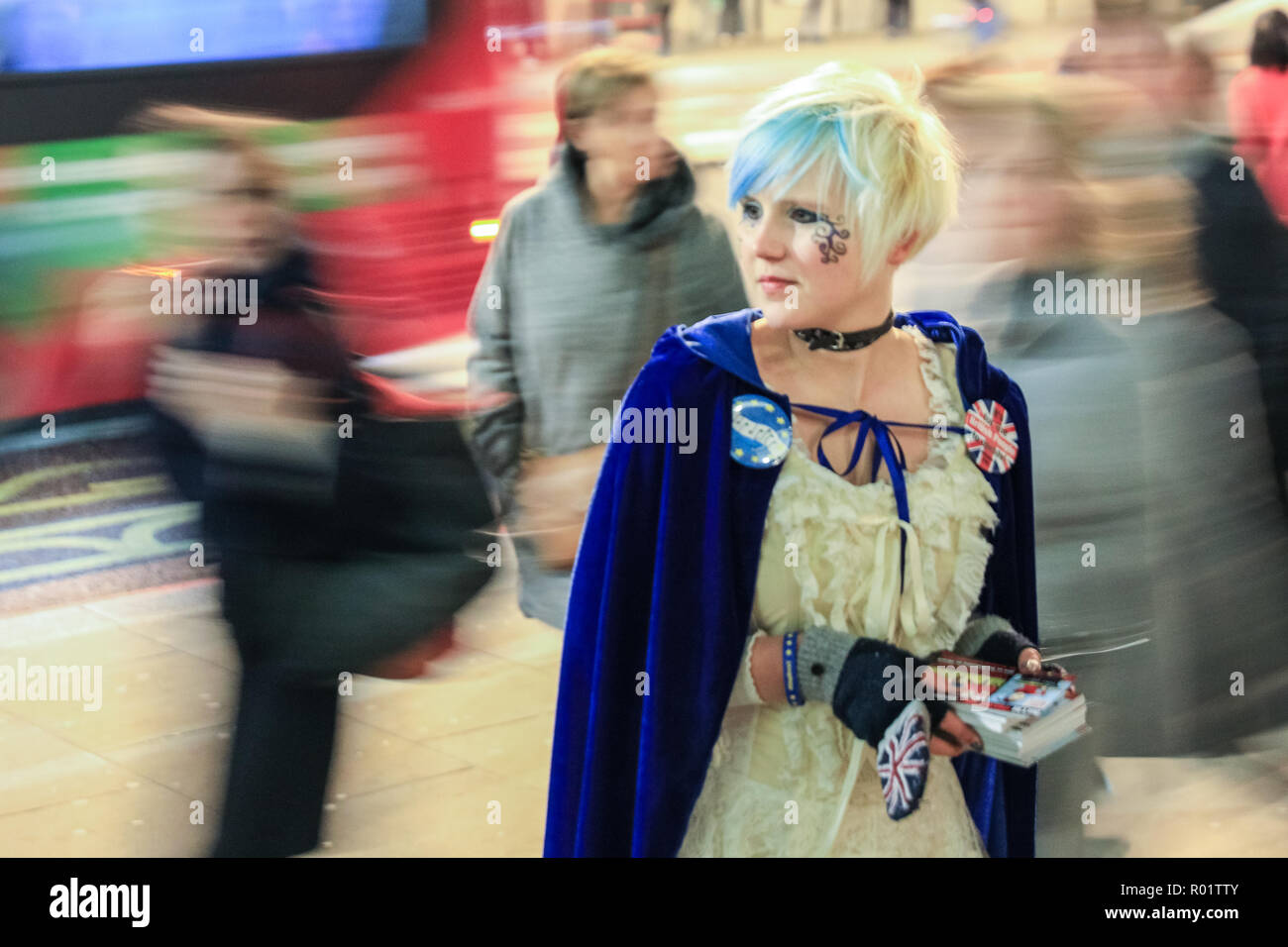 Bahnhof London Bridge, London, UK, 31. Okt 2018. Aktivist und Schriftsteller Madeleina Kay Hände, die Faltblätter rund um London Bridge Station Bewusstsein für Brexit Probleme unter den langen Abend Pendler Masse zu erhöhen. Aktivisten aus anti-Brexit Gruppe' Nr. 10 Mahnwache Protest außerhalb der London Bridge Station mit Plakaten, Bannern und Musik. und Broschüren. Credit: Imageplotter Nachrichten und Sport/Alamy leben Nachrichten Stockfoto