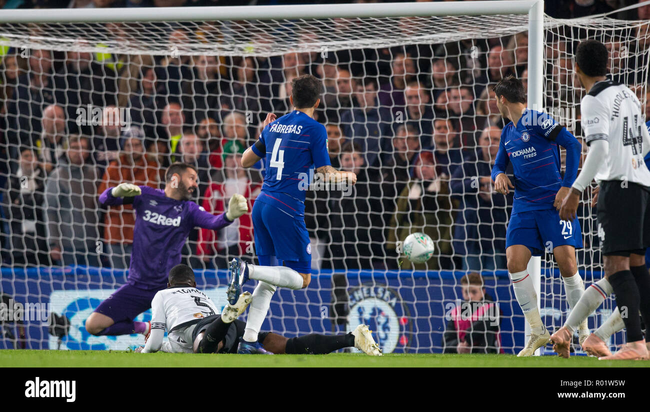 London, Großbritannien. 31. Oktober, 2018. Cesc Fˆbregas von Chelsea Kerben seine Mannschaften dritte Ziel während der carabao Cup Runde 16 Spiel zwischen Chelsea und Derby County an der Stamford Bridge, London, England am 31. Oktober 2018. Foto von Andy Rowland../Alamy leben Nachrichten Stockfoto