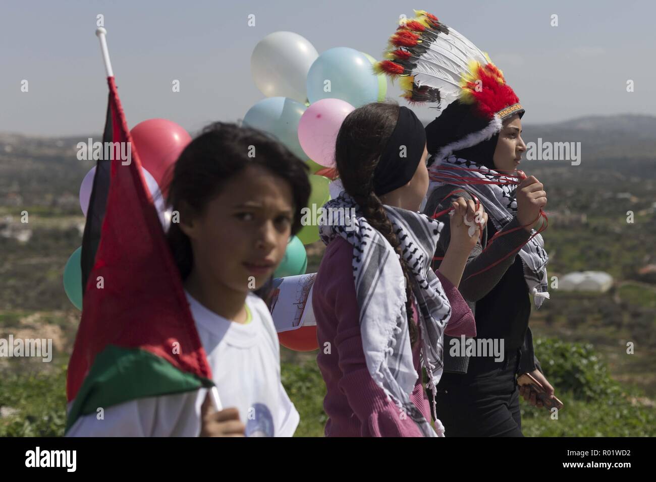 Ramallah, Palästina, West Bank. 2 Mär, 2018. Mädchen gesehen wie Native American während des Protestes gekleidet. Palästinenser zu der Protest nimmt an den 13. Jahrestag gegen den Bau der Mauer trennt palästinensische Gebiet von Land, das von der israelischen Armee, wo Siedler befinden sich genommen wurde, zu gedenken. Credit: Bruno Thevenin/SOPA Images/ZUMA Draht/Alamy leben Nachrichten Stockfoto