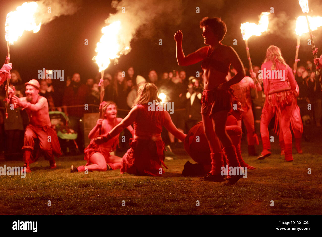 Edinburgh, Schottland. UK. 31. Oktober 2018. Die Samhuinn Fire Festival, Ende Sommer Winter. Zum ersten Mal überhaupt Samhuinn Fire Festival Markierungen der Jahreszeiten an der Oberseite des Calton Hill. Pako Mera/Alamy leben Nachrichten Stockfoto