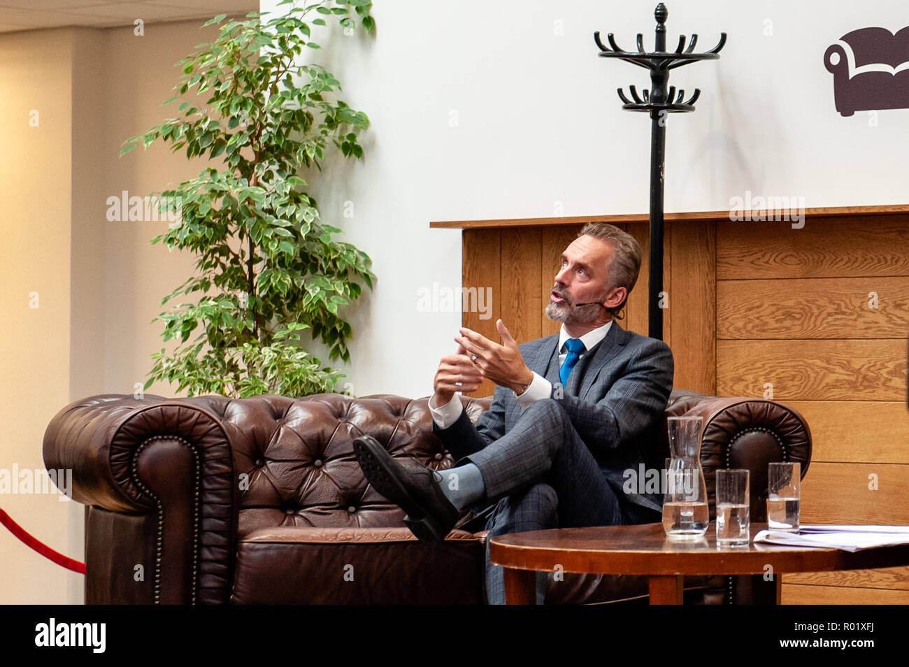 Amsterdam, Niederlande. 31. Okt 2018. Dr. Jordan B Peterson ist ein Professor der Psychologie an der Universität von Toronto, einem Psychologen, einem öffentlichen Lautsprecher und ein Schöpfer von selbst verfassen. Er ist wegen seiner einflussreichsten, aber auch umstrittensten Analysen aus der aktuellen sozialen und politischen Probleme bekannt. Die Einladung der Kanadische Psychologe Jordan Peterson in der UvA-Interview Serie 'Raum für die Diskussion", rief einen wütenden Protestbrief um 85 UvA (Universität Amsterdam), das Personal und die Schüler unterzeichnet. Credit: Romy Arroyo Fernandez/Alamy Leben Nachrichten. Stockfoto