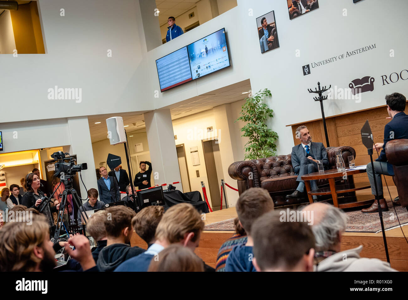 Amsterdam, Niederlande. 31. Okt 2018. Dr. Jordan B Peterson ist ein Professor der Psychologie an der Universität von Toronto, einem Psychologen, einem öffentlichen Lautsprecher und ein Schöpfer von selbst verfassen. Er ist wegen seiner einflussreichsten, aber auch umstrittensten Analysen aus der aktuellen sozialen und politischen Probleme bekannt. Die Einladung der Kanadische Psychologe Jordan Peterson in der UvA-Interview Serie 'Raum für die Diskussion", rief einen wütenden Protestbrief um 85 UvA (Universität Amsterdam), das Personal und die Schüler unterzeichnet. Credit: Romy Arroyo Fernandez/Alamy Leben Nachrichten. Stockfoto