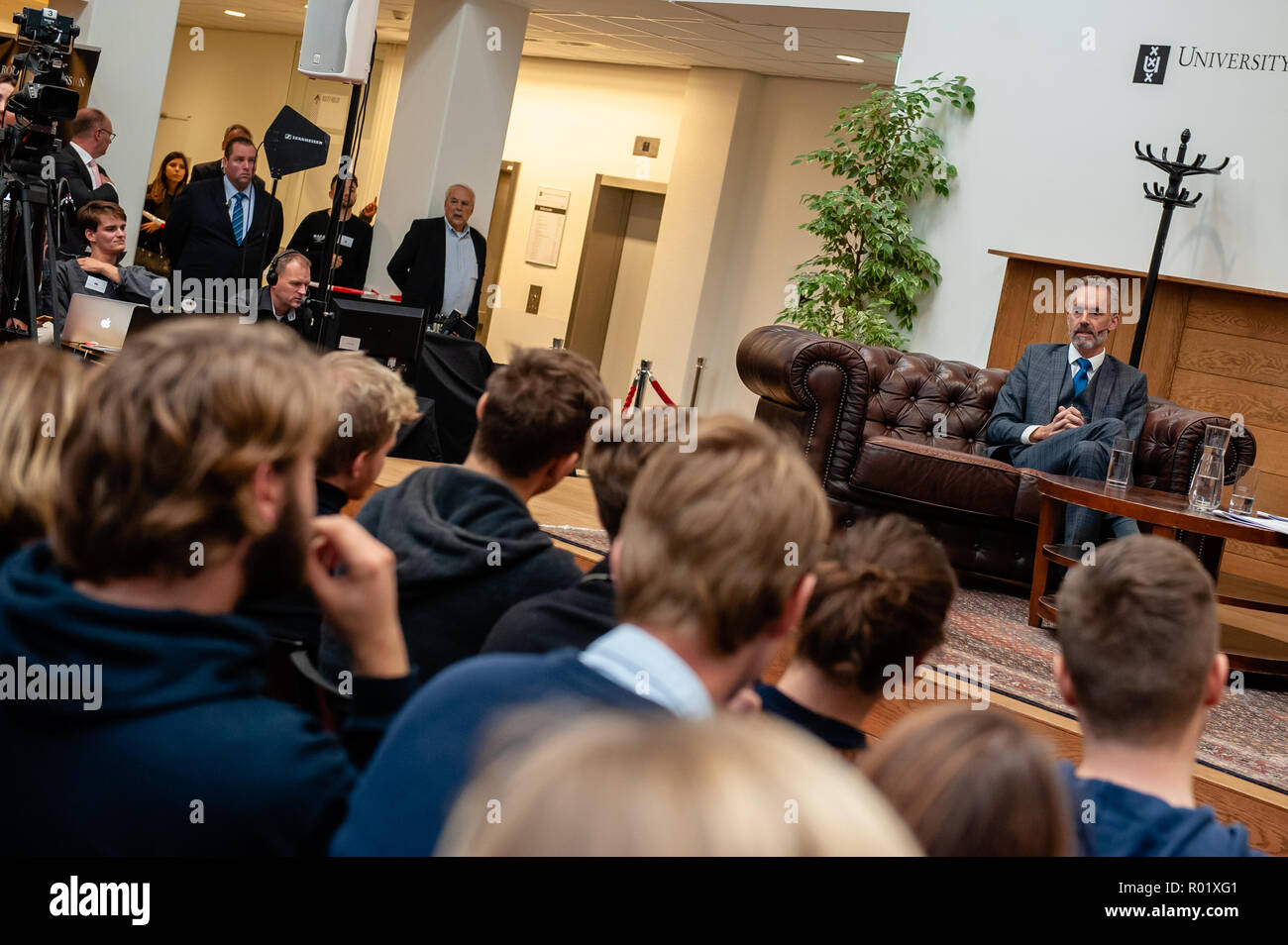 Amsterdam, Niederlande. 31. Okt 2018. Dr. Jordan B Peterson ist ein Professor der Psychologie an der Universität von Toronto, einem Psychologen, einem öffentlichen Lautsprecher und ein Schöpfer von selbst verfassen. Er ist wegen seiner einflussreichsten, aber auch umstrittensten Analysen aus der aktuellen sozialen und politischen Probleme bekannt. Die Einladung der Kanadische Psychologe Jordan Peterson in der UvA-Interview Serie 'Raum für die Diskussion", rief einen wütenden Protestbrief um 85 UvA (Universität Amsterdam), das Personal und die Schüler unterzeichnet. Credit: Romy Arroyo Fernandez/Alamy Leben Nachrichten. Stockfoto