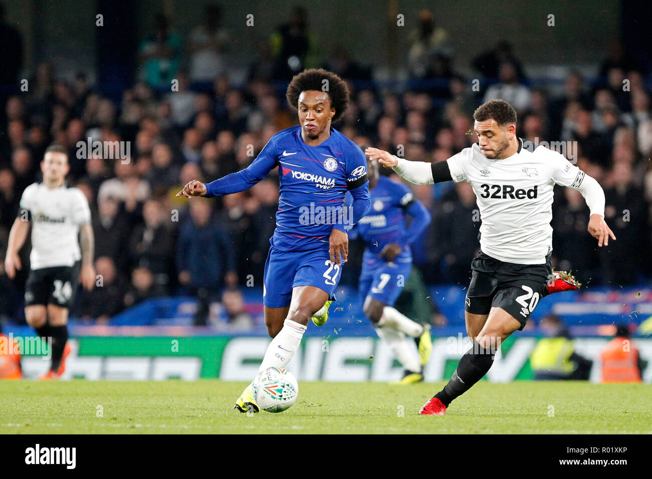 William von Chelsea nimmt auf Mason Bennett von Derby County in der EFL Carabao Cup Runde 16 Spiel zwischen Chelsea und Derby County an der Stamford Bridge, London, England am 31. Oktober 2018. Foto von Carlton Myrie. Nur die redaktionelle Nutzung, eine Lizenz für die gewerbliche Nutzung erforderlich. Keine Verwendung in Wetten, Spiele oder einer einzelnen Verein/Liga/player Publikationen. Stockfoto