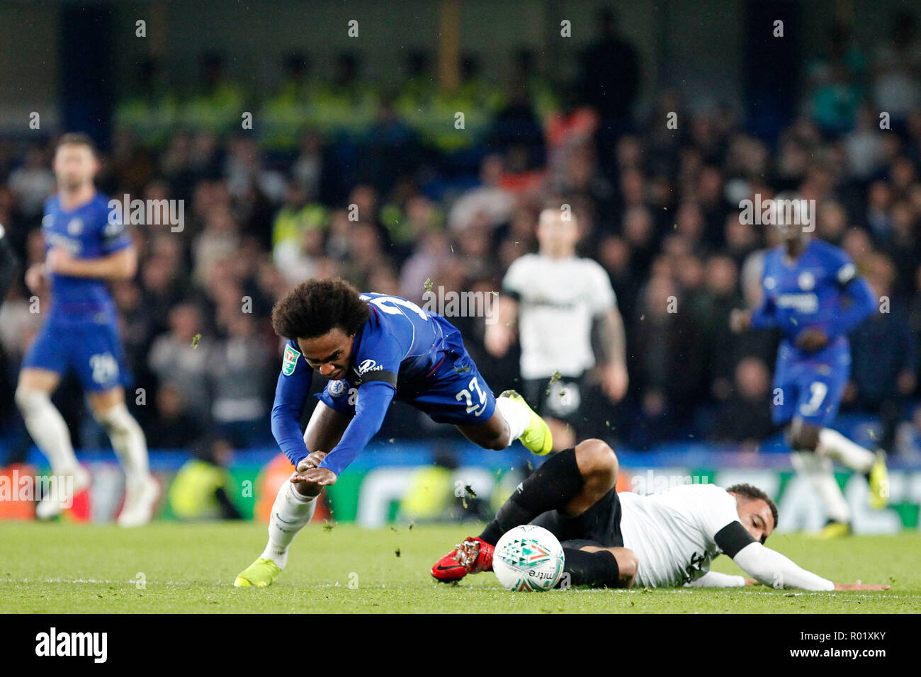 Mason Bennett von Derby County gewinnt die Kugel von William von Chelsea während der efl Carabao Cup Runde 16 Spiel zwischen Chelsea und Derby County an der Stamford Bridge, London, England am 31. Oktober 2018. Foto von Carlton Myrie. Nur die redaktionelle Nutzung, eine Lizenz für die gewerbliche Nutzung erforderlich. Keine Verwendung in Wetten, Spiele oder einer einzelnen Verein/Liga/player Publikationen. Stockfoto