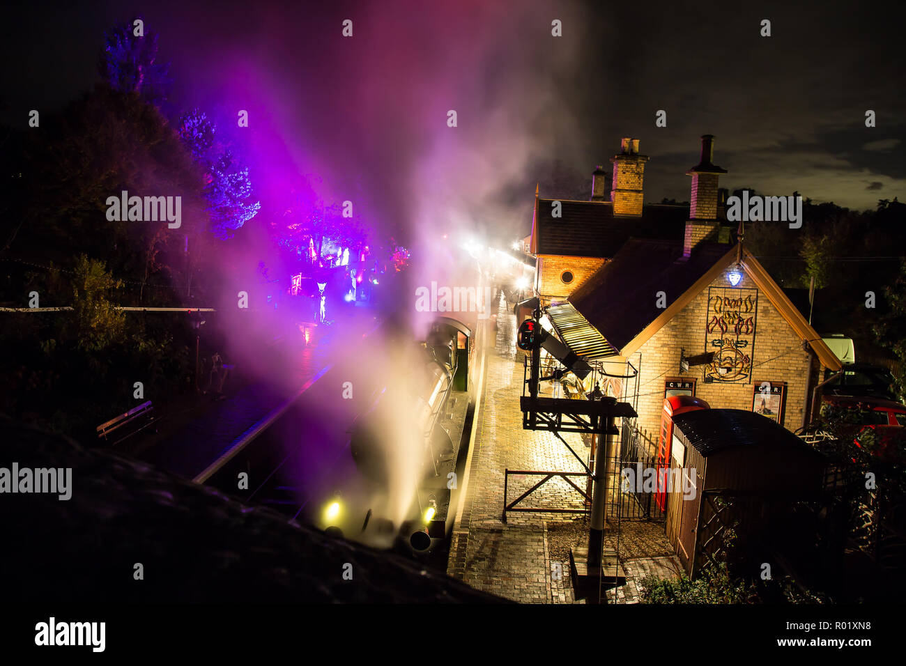 Arley, UK. 31. Oktober, 2018. Gruselige Geschichten, die auf dem Board sind die Severn Valley Railway heute Abend als Halloween ist nach uns. Eine besondere Nacht Service läuft zwischen Treffurt und Arley für diejenigen Seelen, die mutig genug sind, die dunkle Fahrt die lebenden Toten zu Gesicht zu nehmen. Quelle: Lee Hudson/Alamy leben Nachrichten Stockfoto