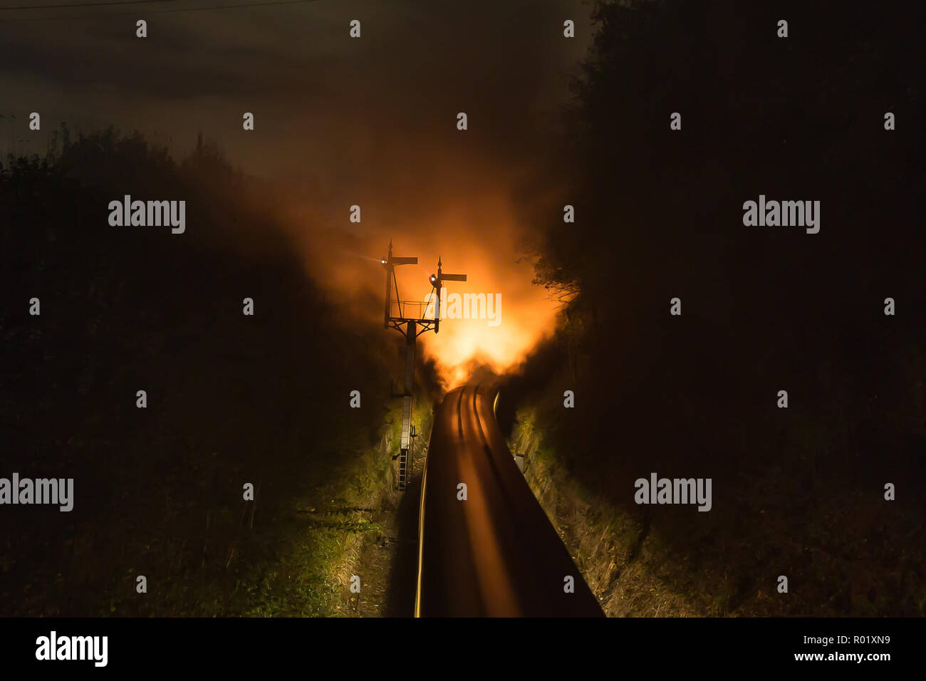 Arley, Großbritannien. Oktober 2018. An Bord der Severn Valley Railway finden heute Abend ghoulische Gefecht statt, denn Halloween steht vor uns. Zwischen Kidderminster und Arley wird ein spezieller Nachtservice angeboten, der die Seelen, die mutig genug sind, auf einer dunklen Fahrt den lebenden Toten zu begegnen, in die Arme greifen kann. Der sich bewegende Geisterzug ist hier von der Eisenbahnbrücke über dem Weg entlang der dunklen Schiene gesehen - Beleuchtung der Böschung, wie es reist. Scheinwerfer, Dampf und Rauch vermitteln Eindrücke von Passagieren, die eine erschreckende, feurige Hölle vor sich betreten. Kredit: Lee Hudson/Alamy Live News Stockfoto