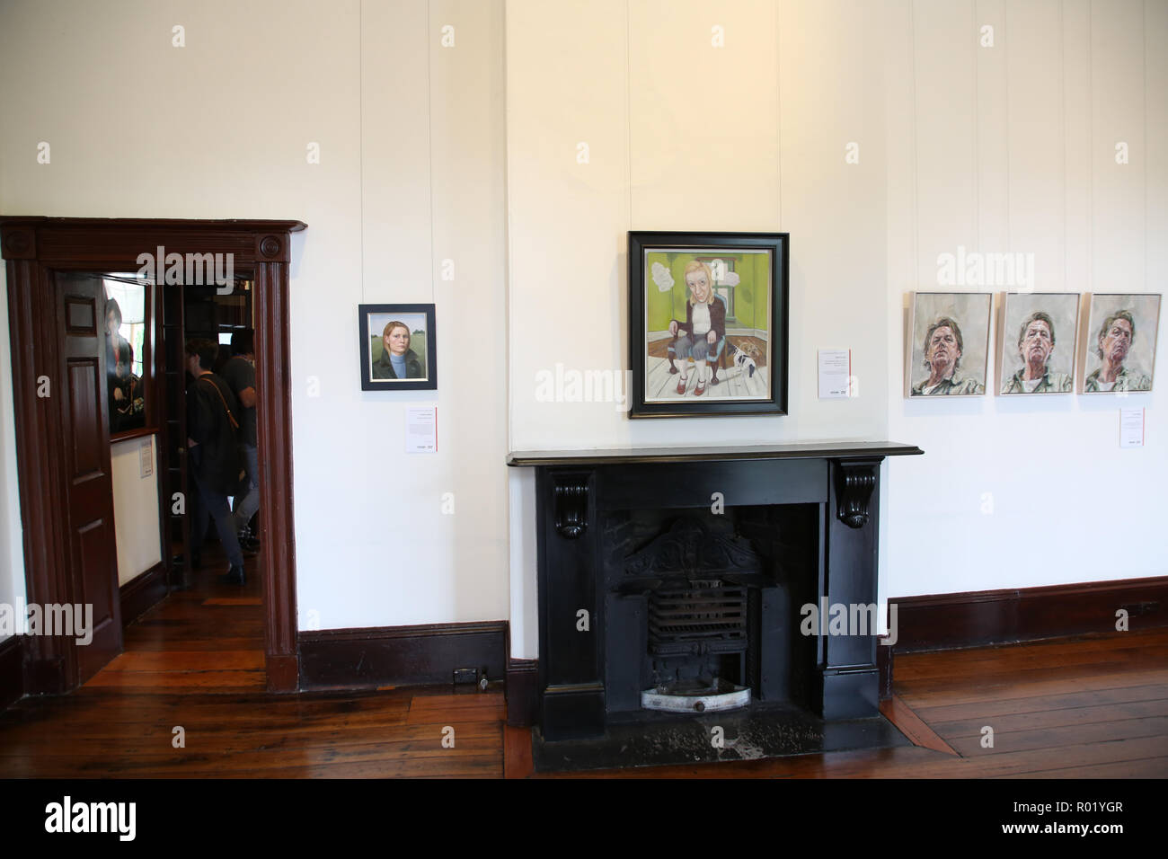 Sydney, Australien. 1. November 2018. Artist Lynn Savery war als der Sieger der Doug Moran National Portrait Prize, Australiens reichsten Kunstpreis im Wert von $ 150.000 angekündigt, bei einer Medienveranstaltung im Juniper Hall in Paddington. Das 1988 gegründete Doug Moran National Portrait Prize wird geglaubt, der weltweit wertvollsten portrait Preis zu sein. Er ersucht die Einträge der ursprünglichen Arbeiten von australischen Künstlern, Australier Erfassung aus allen Bereichen des Lebens, ob eine öffentliche Figur oder jemand aus Ihrem eigenen Kreis der Erfahrung. Im Bild: Arbeiten der Finalisten auf der Anzeige. Credit: Richard Milnes/Alamy Live N Stockfoto