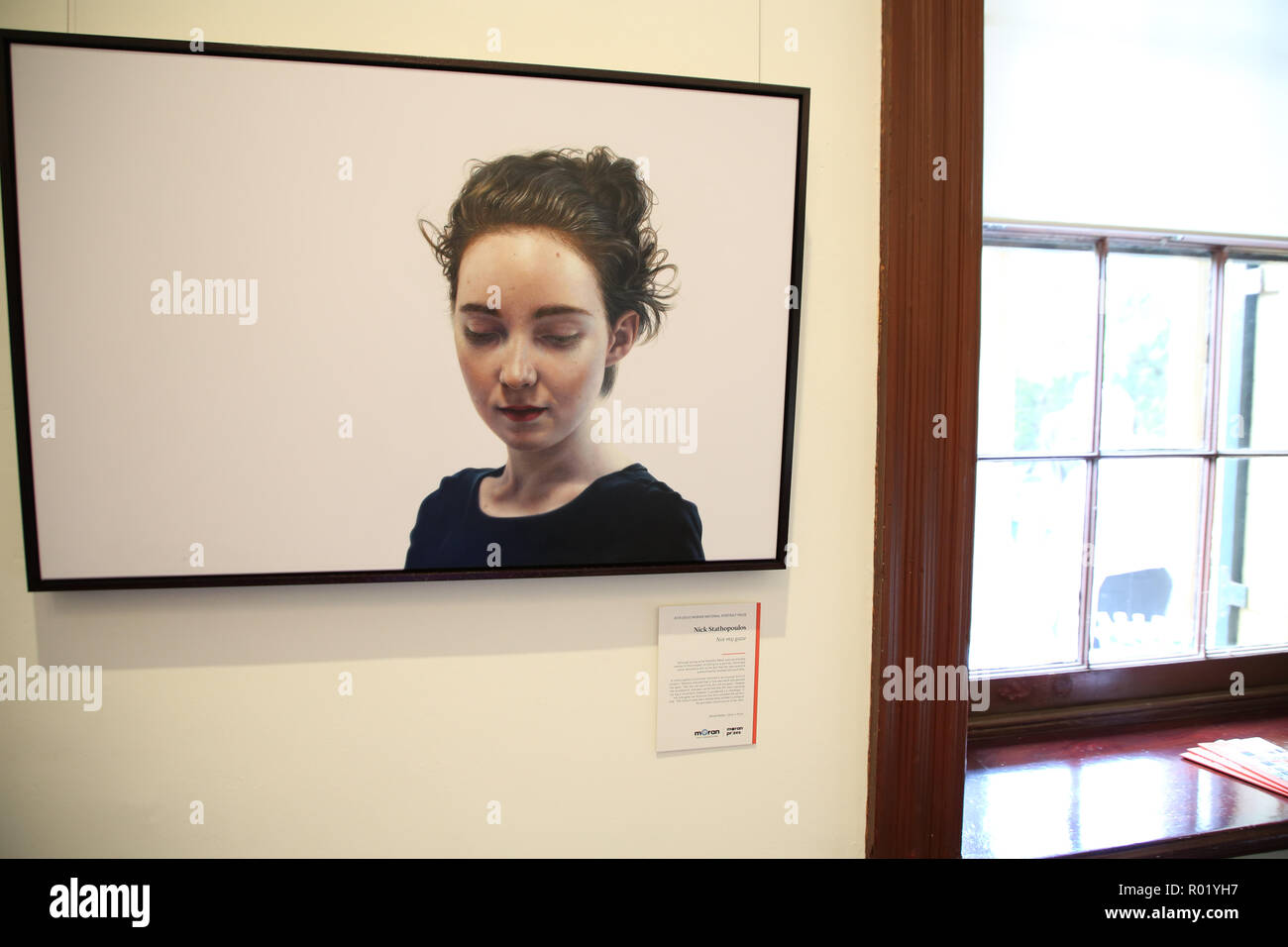 Sydney, Australien. 1. November 2018. Artist Lynn Savery war als der Sieger der Doug Moran National Portrait Prize, Australiens reichsten Kunstpreis im Wert von $ 150.000 angekündigt, bei einer Medienveranstaltung im Juniper Hall in Paddington. Das 1988 gegründete Doug Moran National Portrait Prize wird geglaubt, der weltweit wertvollsten portrait Preis zu sein. Er ersucht die Einträge der ursprünglichen Arbeiten von australischen Künstlern, Australier Erfassung aus allen Bereichen des Lebens, ob eine öffentliche Figur oder jemand aus Ihrem eigenen Kreis der Erfahrung. Im Bild: Arbeiten der Finalisten auf der Anzeige. Credit: Richard Milnes/Alamy Live N Stockfoto