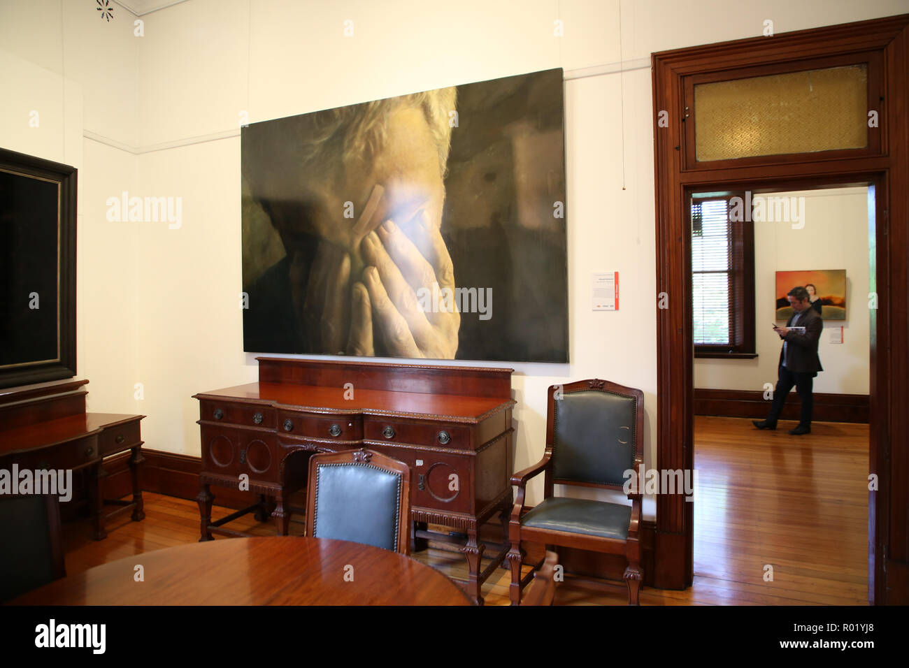 Sydney, Australien. 1. November 2018. Artist Lynn Savery war als der Sieger der Doug Moran National Portrait Prize, Australiens reichsten Kunstpreis im Wert von $ 150.000 angekündigt, bei einer Medienveranstaltung im Juniper Hall in Paddington. Das 1988 gegründete Doug Moran National Portrait Prize wird geglaubt, der weltweit wertvollsten portrait Preis zu sein. Er ersucht die Einträge der ursprünglichen Arbeiten von australischen Künstlern, Australier Erfassung aus allen Bereichen des Lebens, ob eine öffentliche Figur oder jemand aus Ihrem eigenen Kreis der Erfahrung. Im Bild: Werke der letzten Sieger auf der Anzeige. Credit: Richard Milnes/Alamy Live Ne Stockfoto