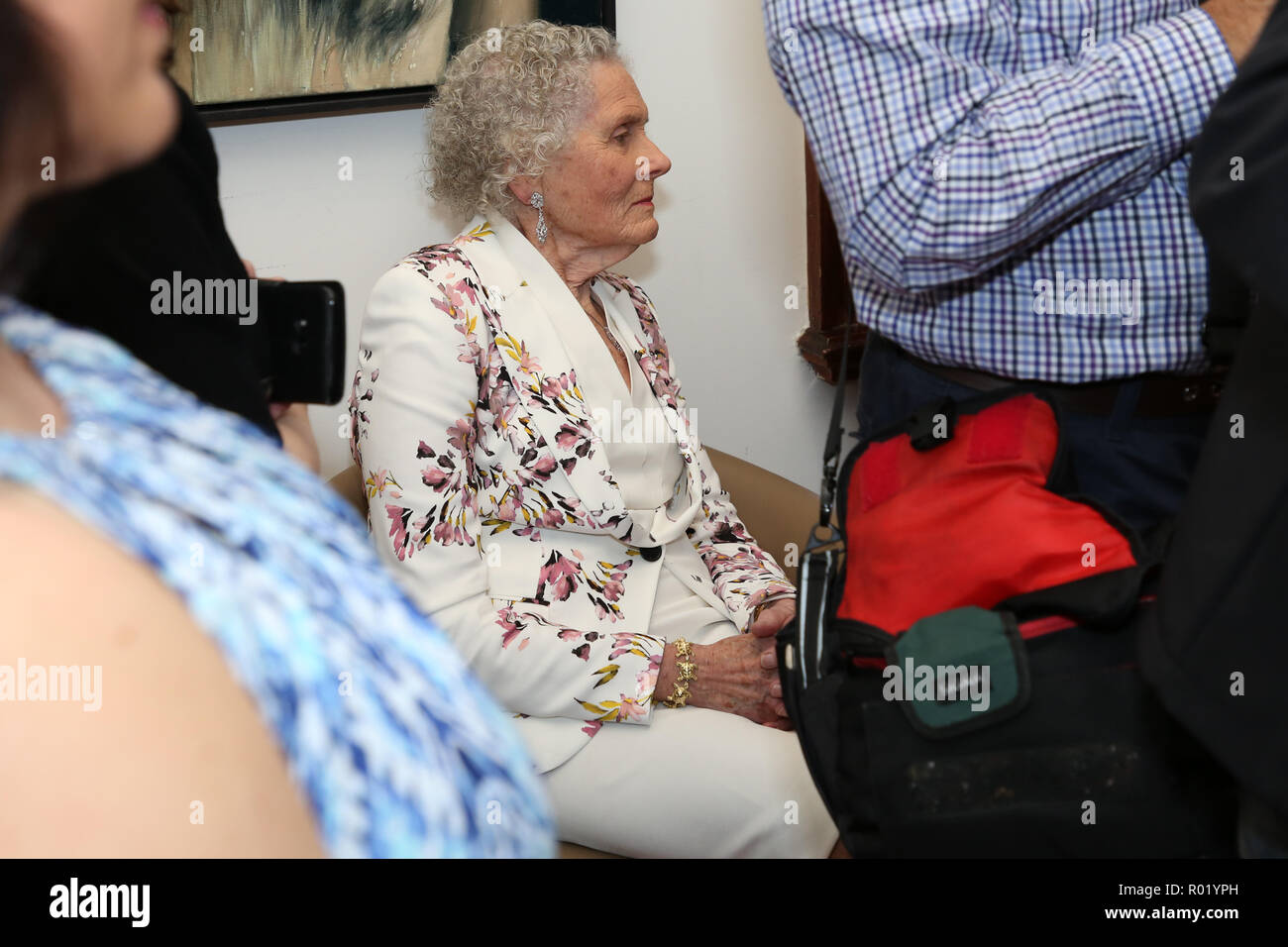 Sydney, Australien. 1. November 2018. Artist Lynn Savery war als der Sieger der Doug Moran National Portrait Prize, Australiens reichsten Kunstpreis im Wert von $ 150.000 angekündigt, bei einer Medienveranstaltung im Juniper Hall in Paddington. Das 1988 gegründete Doug Moran National Portrait Prize wird geglaubt, der weltweit wertvollsten portrait Preis zu sein. Er ersucht die Einträge der ursprünglichen Arbeiten von australischen Künstlern, Australier Erfassung aus allen Bereichen des Lebens, ob eine öffentliche Figur oder jemand aus Ihrem eigenen Kreis der Erfahrung. Im Bild: Greta Moran. Credit: Richard Milnes/Alamy leben Nachrichten Stockfoto