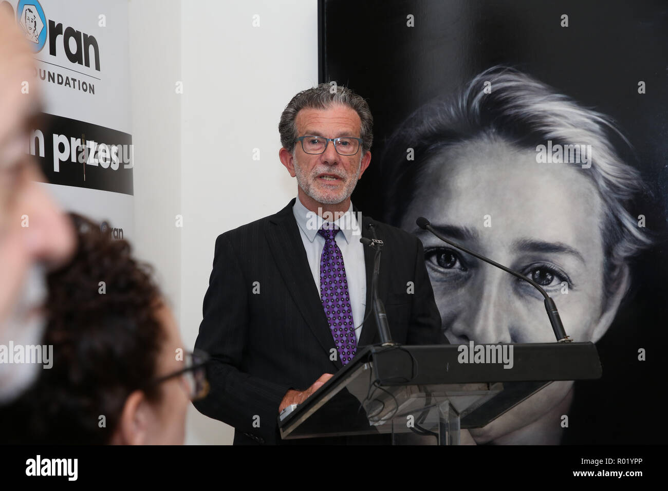 Sydney, Australien. 1. November 2018. Artist Lynn Savery war als der Sieger der Doug Moran National Portrait Prize, Australiens reichsten Kunstpreis im Wert von $ 150.000 angekündigt, bei einer Medienveranstaltung im Juniper Hall in Paddington. Das 1988 gegründete Doug Moran National Portrait Prize wird geglaubt, der weltweit wertvollsten portrait Preis zu sein. Er ersucht die Einträge der ursprünglichen Arbeiten von australischen Künstlern, Australier Erfassung aus allen Bereichen des Lebens, ob eine öffentliche Figur oder jemand aus Ihrem eigenen Kreis der Erfahrung. Credit: Richard Milnes/Alamy leben Nachrichten Stockfoto