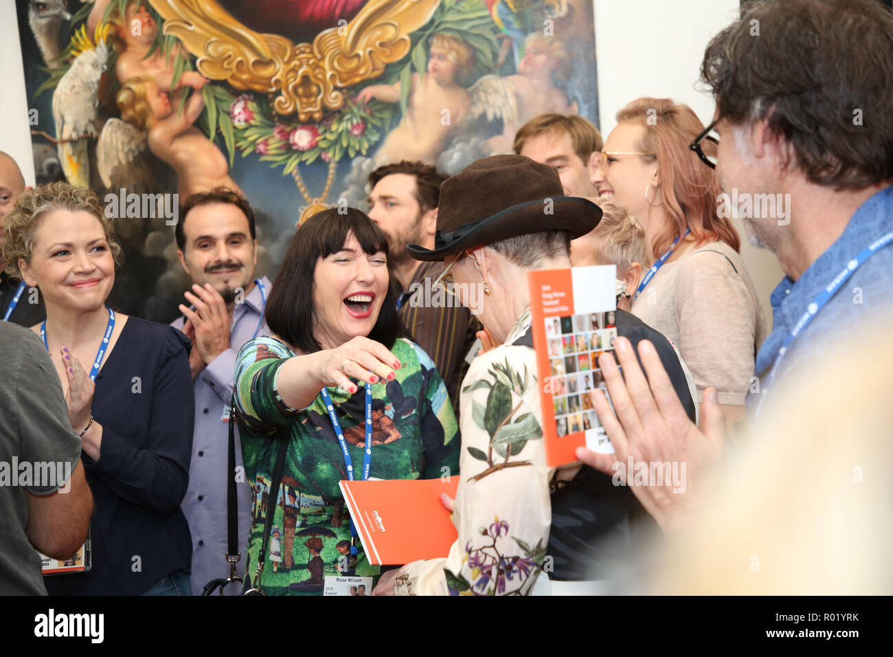 Sydney, Australien. 1. November 2018. Artist Lynn Savery war als der Sieger der Doug Moran National Portrait Prize, Australiens reichsten Kunstpreis im Wert von $ 150.000 angekündigt, bei einer Medienveranstaltung im Juniper Hall in Paddington. Das 1988 gegründete Doug Moran National Portrait Prize wird geglaubt, der weltweit wertvollsten portrait Preis zu sein. Er ersucht die Einträge der ursprünglichen Arbeiten von australischen Künstlern, Australier Erfassung aus allen Bereichen des Lebens, ob eine öffentliche Figur oder jemand aus Ihrem eigenen Kreis der Erfahrung. Im Bild: Artist Lynn Savery ist wie der Gewinner des 2018 Doug Moran N angekündigt Stockfoto