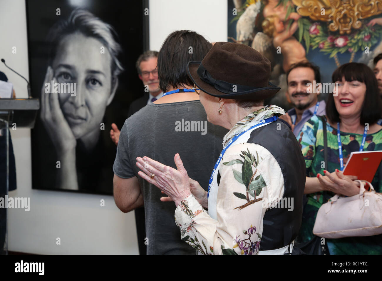 Sydney, Australien. 1. November 2018. Artist Lynn Savery war als der Sieger der Doug Moran National Portrait Prize, Australiens reichsten Kunstpreis im Wert von $ 150.000 angekündigt, bei einer Medienveranstaltung im Juniper Hall in Paddington. Das 1988 gegründete Doug Moran National Portrait Prize wird geglaubt, der weltweit wertvollsten portrait Preis zu sein. Er ersucht die Einträge der ursprünglichen Arbeiten von australischen Künstlern, Australier Erfassung aus allen Bereichen des Lebens, ob eine öffentliche Figur oder jemand aus Ihrem eigenen Kreis der Erfahrung. Im Bild: Artist Lynn Savery ist wie der Gewinner des 2018 Doug Moran N angekündigt Stockfoto