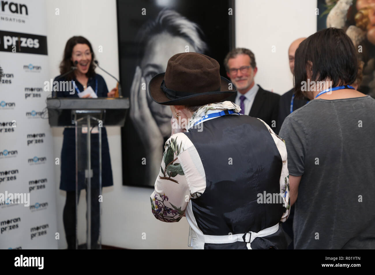 Sydney, Australien. 1. November 2018. Artist Lynn Savery war als der Sieger der Doug Moran National Portrait Prize, Australiens reichsten Kunstpreis im Wert von $ 150.000 angekündigt, bei einer Medienveranstaltung im Juniper Hall in Paddington. Das 1988 gegründete Doug Moran National Portrait Prize wird geglaubt, der weltweit wertvollsten portrait Preis zu sein. Er ersucht die Einträge der ursprünglichen Arbeiten von australischen Künstlern, Australier Erfassung aus allen Bereichen des Lebens, ob eine öffentliche Figur oder jemand aus Ihrem eigenen Kreis der Erfahrung. Im Bild: Artist Lynn Savery wird von Louise Hearman, ein Künstler und ein o angekündigt Stockfoto