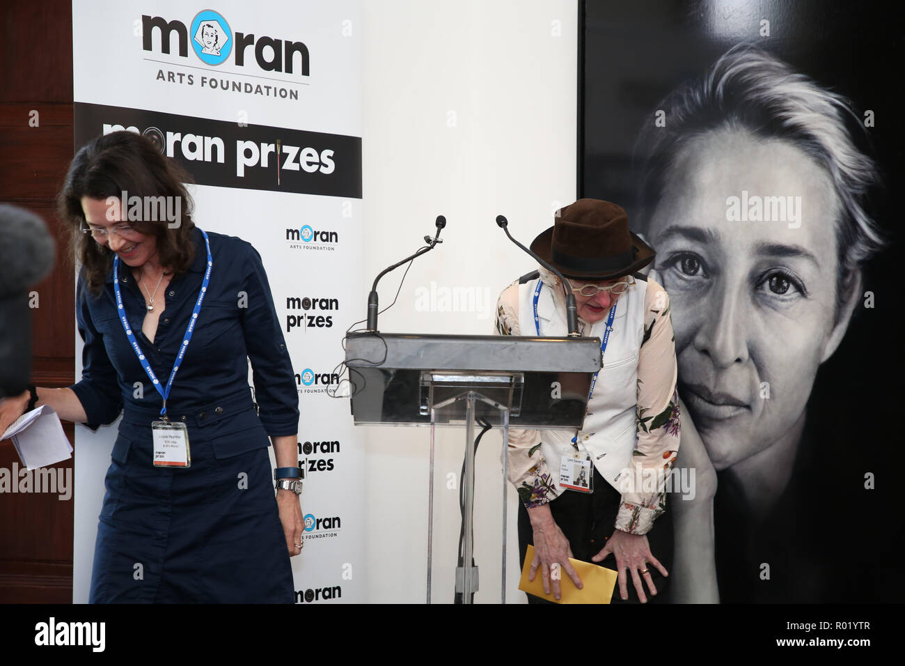 Sydney, Australien. 1. November 2018. Artist Lynn Savery war als der Sieger der Doug Moran National Portrait Prize, Australiens reichsten Kunstpreis im Wert von $ 150.000 angekündigt, bei einer Medienveranstaltung im Juniper Hall in Paddington. Das 1988 gegründete Doug Moran National Portrait Prize wird geglaubt, der weltweit wertvollsten portrait Preis zu sein. Er ersucht die Einträge der ursprünglichen Arbeiten von australischen Künstlern, Australier Erfassung aus allen Bereichen des Lebens, ob eine öffentliche Figur oder jemand aus Ihrem eigenen Kreis der Erfahrung. Im Bild: Artist Lynn Savery wird von Louise Hearman, ein Künstler und ein o angekündigt Stockfoto