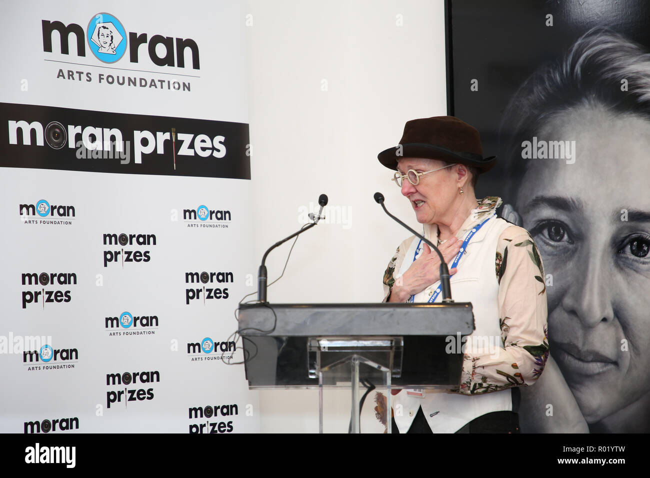 Sydney, Australien. 1. November 2018. Artist Lynn Savery war als der Sieger der Doug Moran National Portrait Prize, Australiens reichsten Kunstpreis im Wert von $ 150.000 angekündigt, bei einer Medienveranstaltung im Juniper Hall in Paddington. Das 1988 gegründete Doug Moran National Portrait Prize wird geglaubt, der weltweit wertvollsten portrait Preis zu sein. Er ersucht die Einträge der ursprünglichen Arbeiten von australischen Künstlern, Australier Erfassung aus allen Bereichen des Lebens, ob eine öffentliche Figur oder jemand aus Ihrem eigenen Kreis der Erfahrung. Im Bild: Artist Lynn Savery gibt eine Rede nach als der Sieger verkündet werden Stockfoto