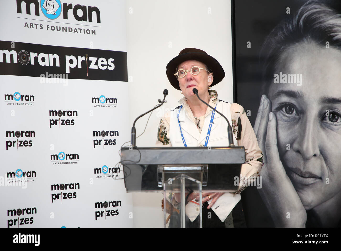 Sydney, Australien. 1. November 2018. Artist Lynn Savery war als der Sieger der Doug Moran National Portrait Prize, Australiens reichsten Kunstpreis im Wert von $ 150.000 angekündigt, bei einer Medienveranstaltung im Juniper Hall in Paddington. Das 1988 gegründete Doug Moran National Portrait Prize wird geglaubt, der weltweit wertvollsten portrait Preis zu sein. Er ersucht die Einträge der ursprünglichen Arbeiten von australischen Künstlern, Australier Erfassung aus allen Bereichen des Lebens, ob eine öffentliche Figur oder jemand aus Ihrem eigenen Kreis der Erfahrung. Im Bild: Artist Lynn Savery gibt eine Rede nach als der Sieger verkündet werden Stockfoto